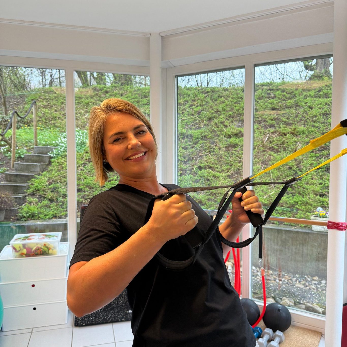 Nicole Suermann beim Training am TRX
